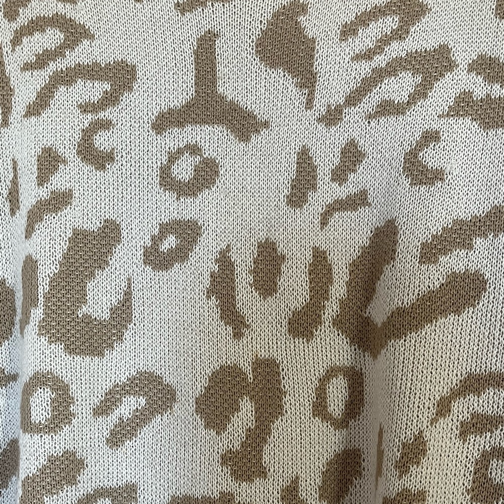 Vestidos•Cream & White Leopard Long Sleeve Sweater - Picture 4 of 13